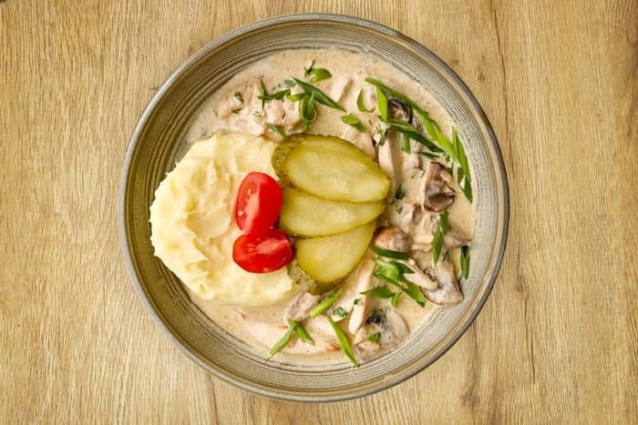 Филе цыпленка с миксом грибов в соусе жульен и картофельным пюре