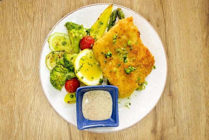 Шницель из трески с овощами по-карибски