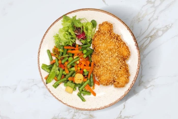 Шницель по-Милански с овощами по-карибски