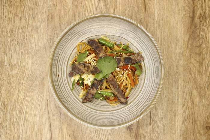 С телятиной ( лапша яичная,микс овощей)