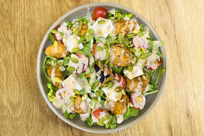 Салат с хрустящими баклажанами и сыром Фета